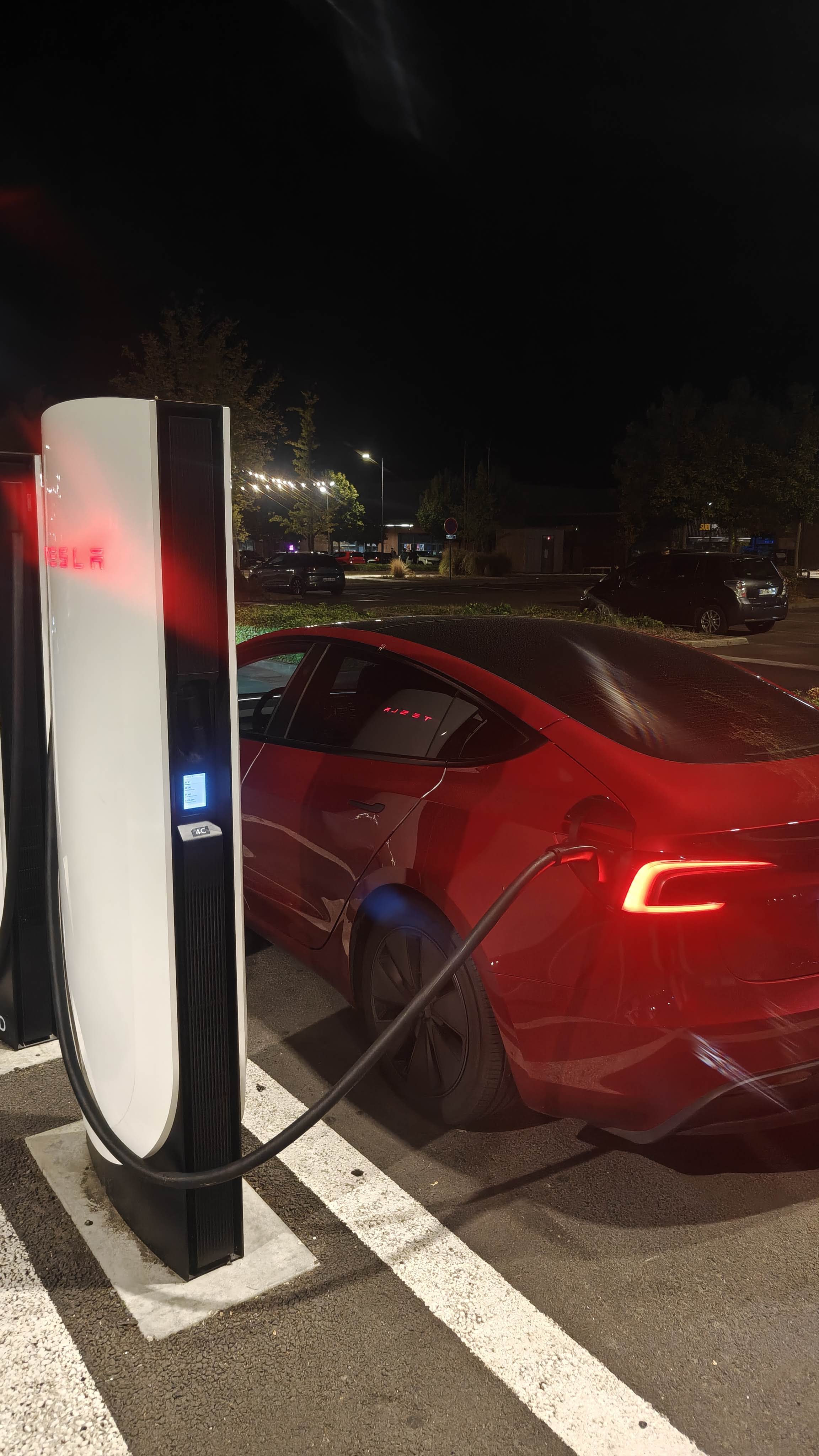 Tesla branché à un superchargeur